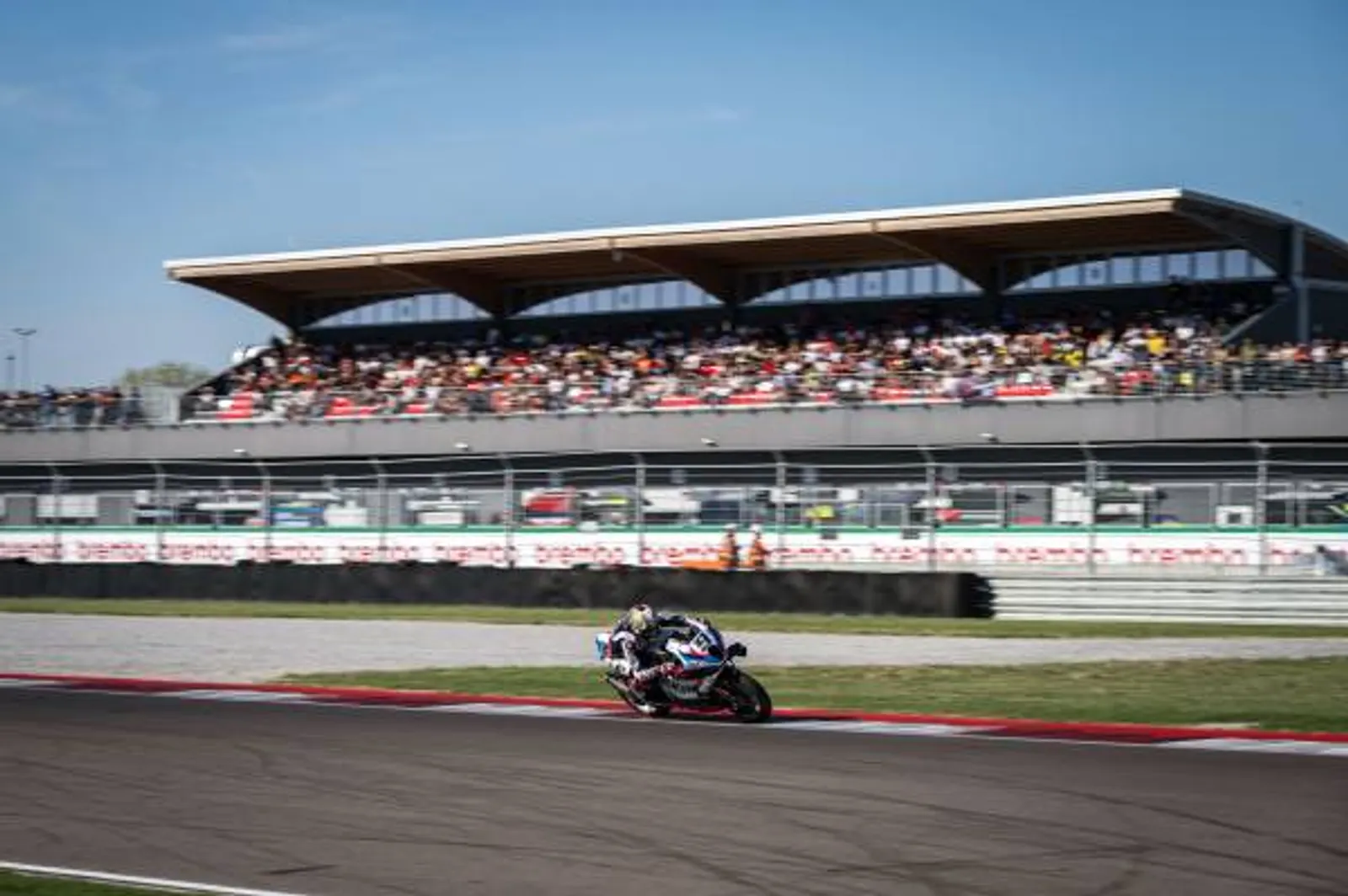 Danilo Petrucci a ROKiT BMW Motorrad WorldSBK Team BMW M 1000 RR motorjával Cremonában