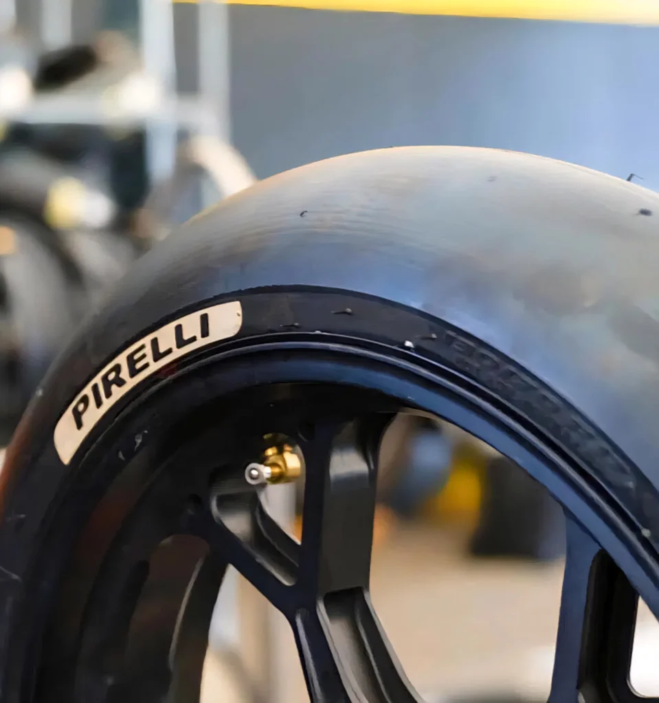 Red Bull Ringen az új 850 köbcentis MotoGP motorok tesztjén tesztelt Pirelli MotoGP gumiabroncs.