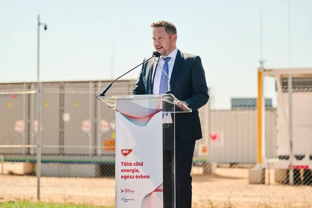 Dr. Bacsa György, a MOL Magyarország ügyvezető igazgatója az algyői napelempark és energiatároló átadásán