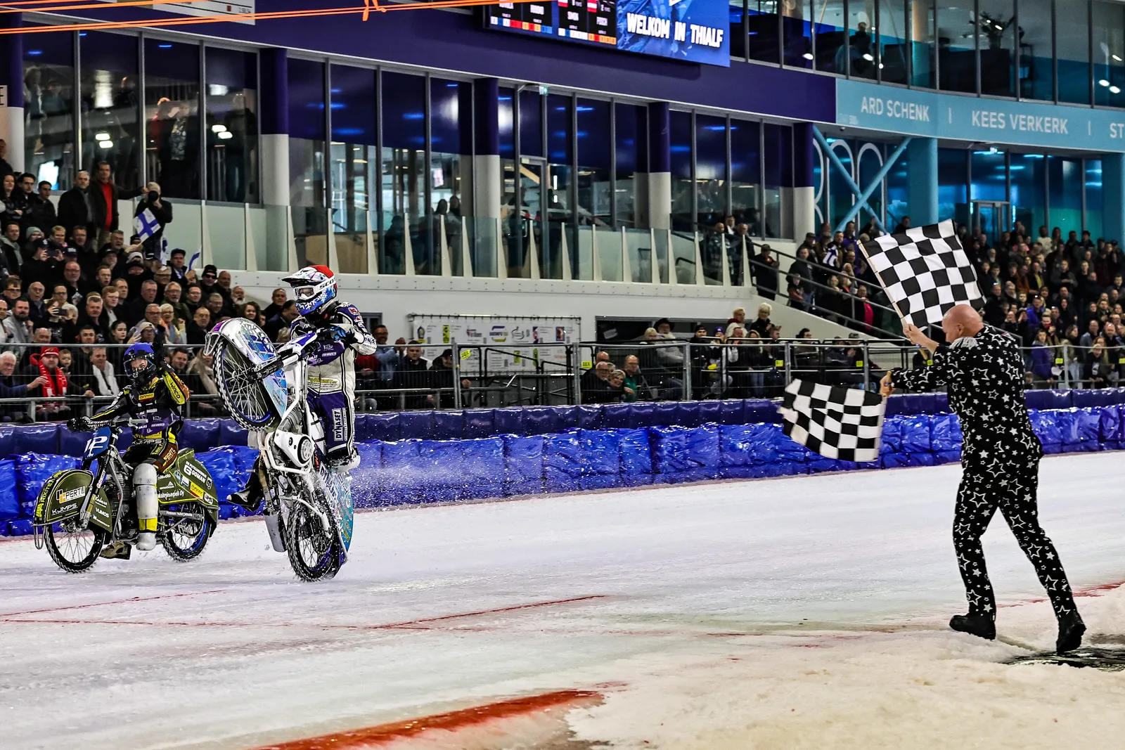 Jégspeedway-versenyző a 2026-os FIM Ice Speedway világbajnokság heerenveeni fordulóján