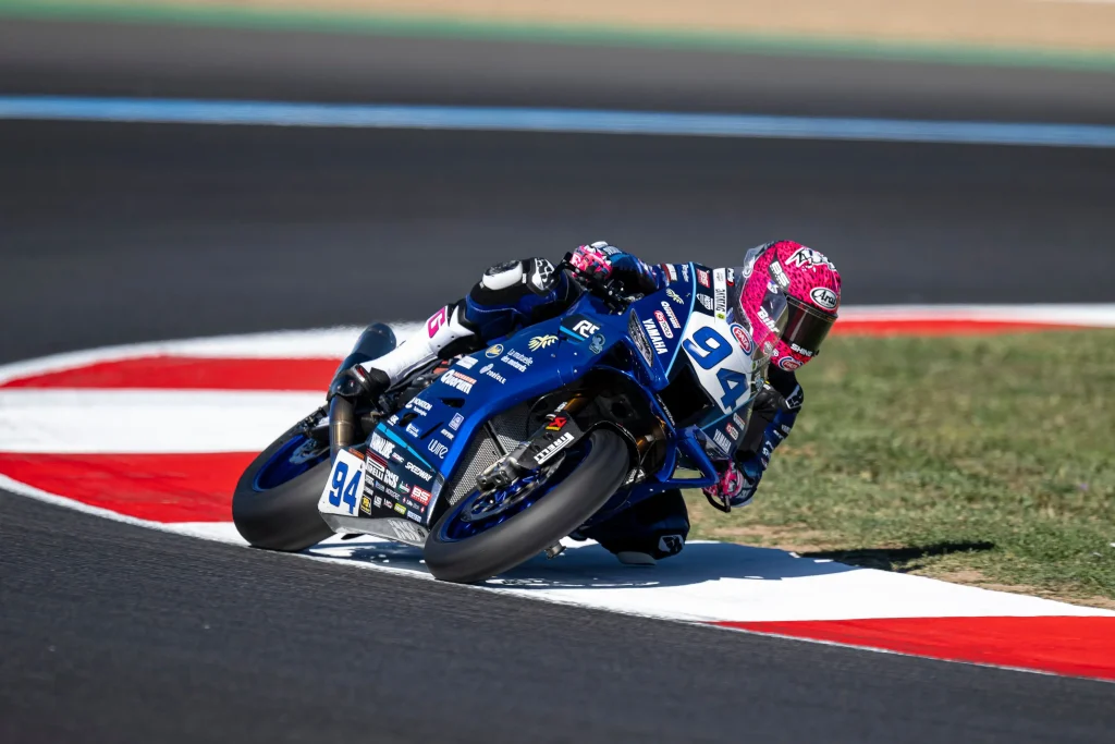 Lucas Mahias a GMT94 Yamaha versenymotorján Magny-Cours-ban