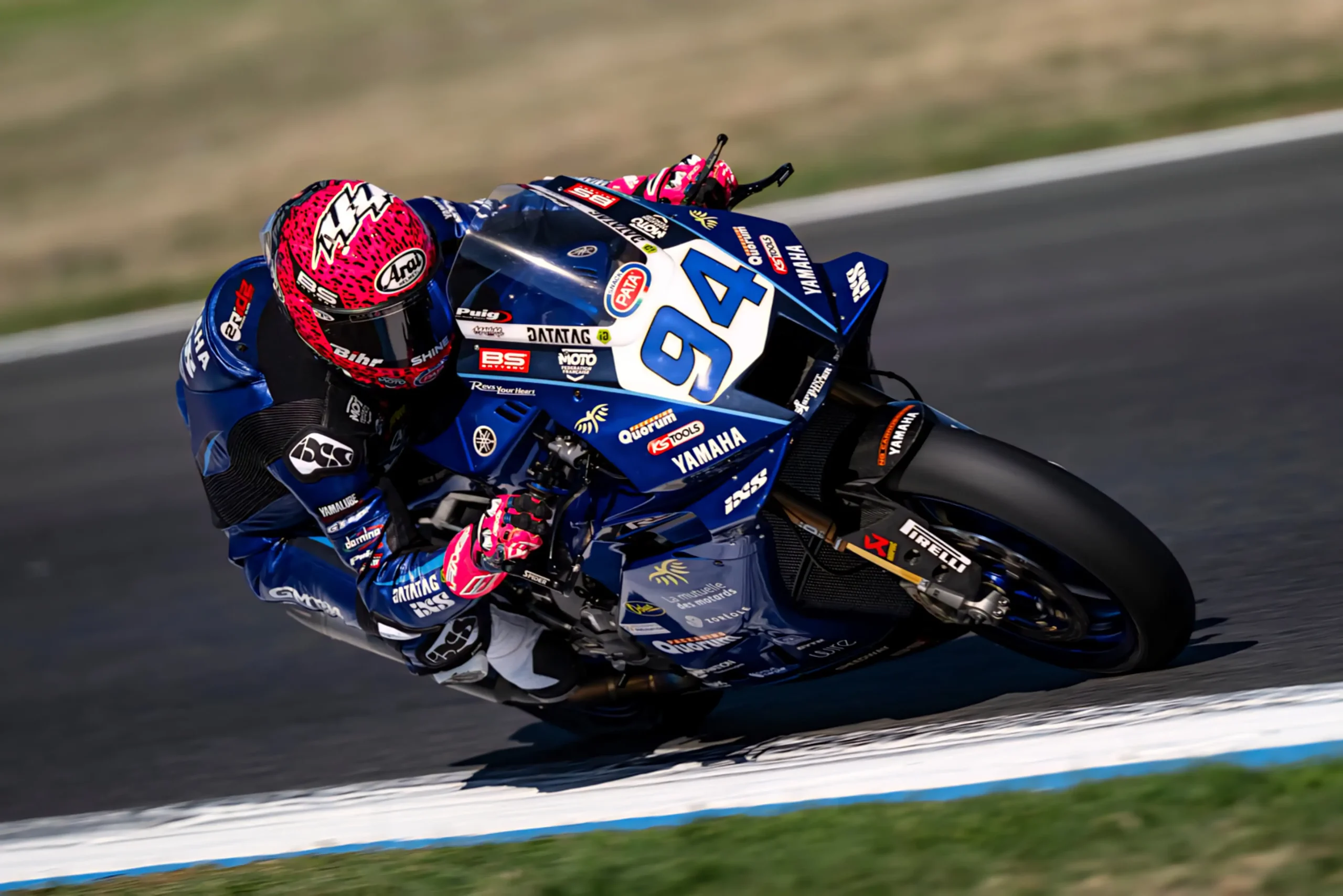 ALT: Lucas Mahias 94-es GMT94 Yamaha motorral a WorldSSP magny-cours-i fordulóján