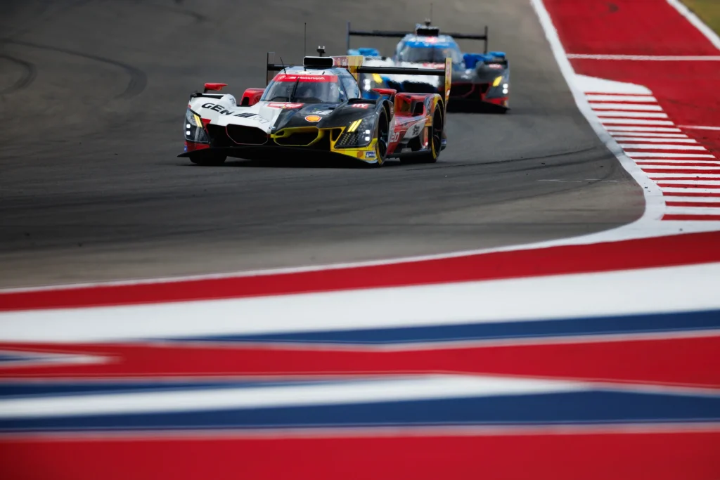 A 20-as BMW M Hybrid V8 a 15-ös BMW előtt a 2026-os FIA WEC austini futamán