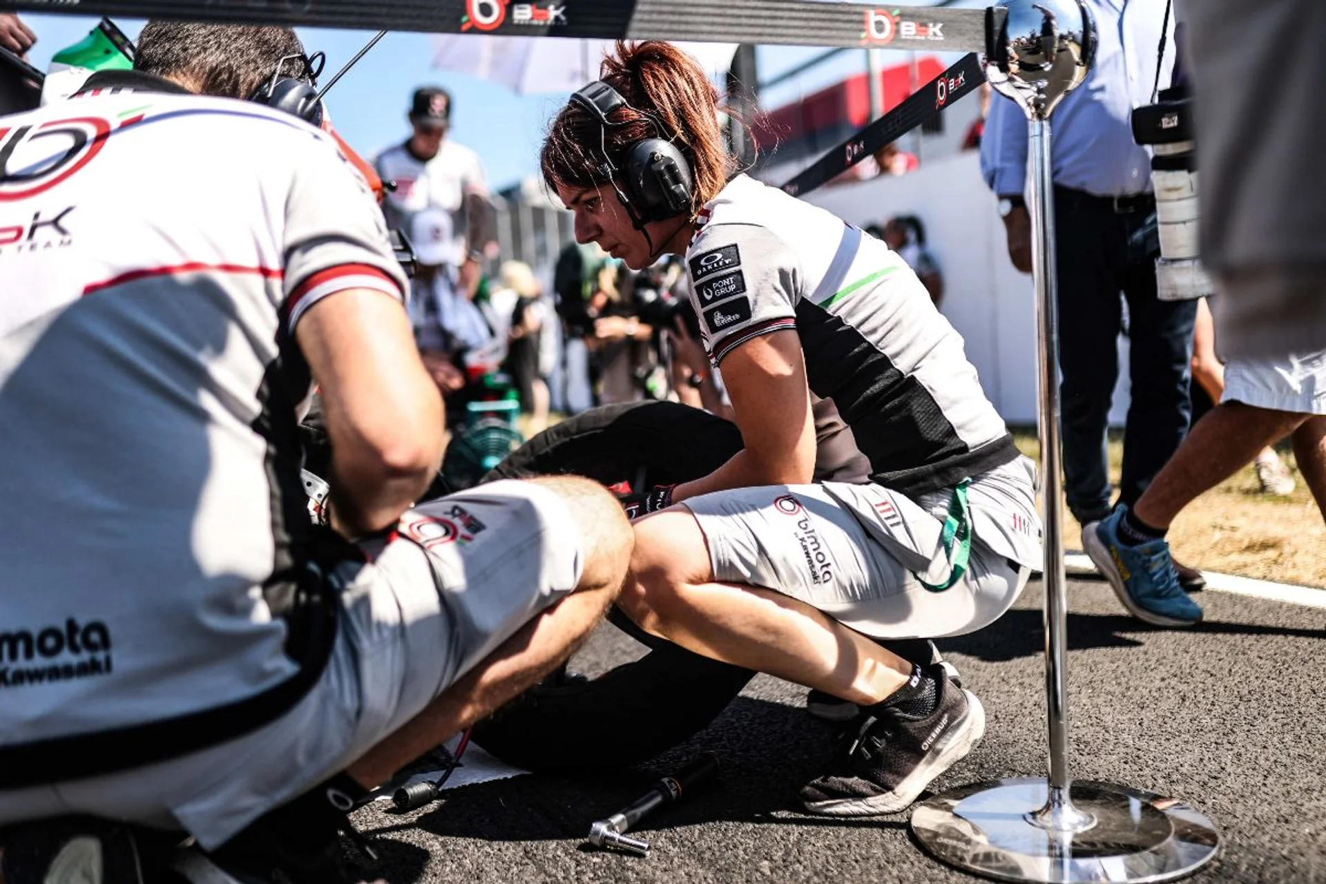 Mara Soto WorldSBK gumitechnikus a versenypaddockban