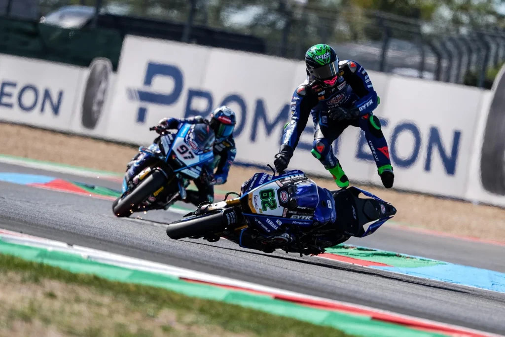 Stefano Manzi a 62-es Yamaha R1 bukása után a Magny-Cours-i WorldSBK-futamon