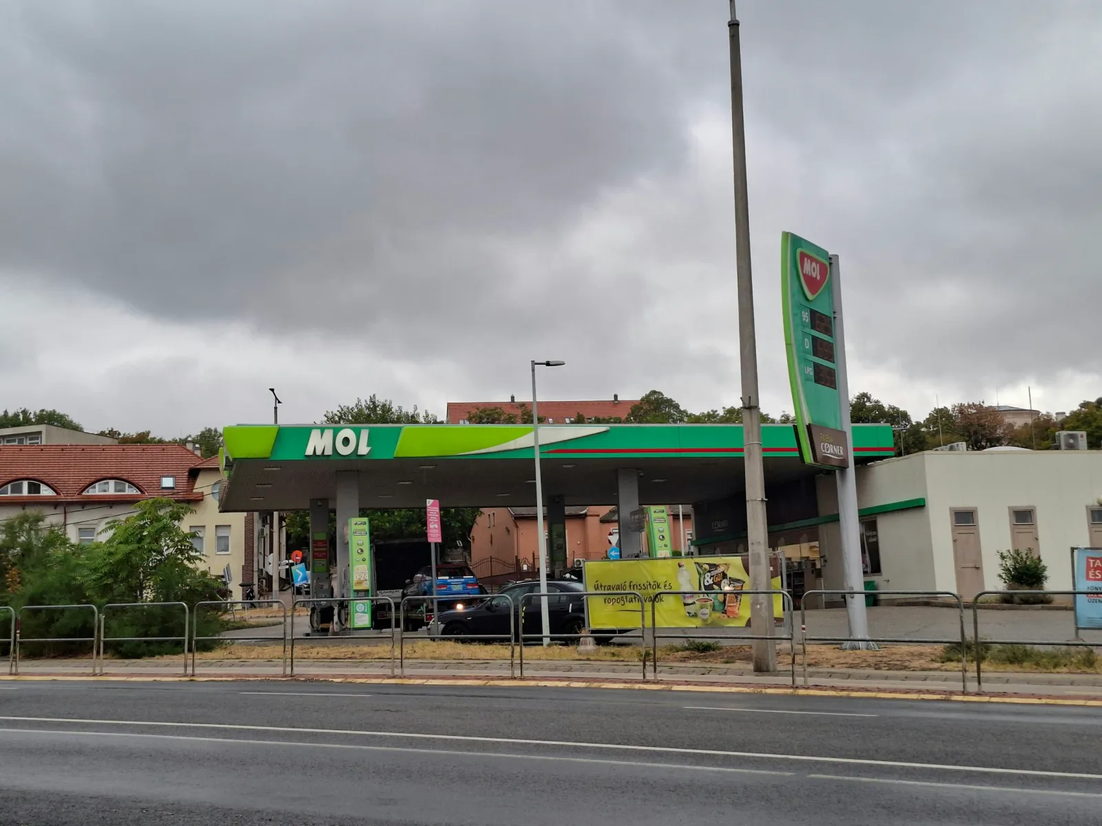 MOL töltőállomás Magyarországon, üzemanyagár-kijelzővel