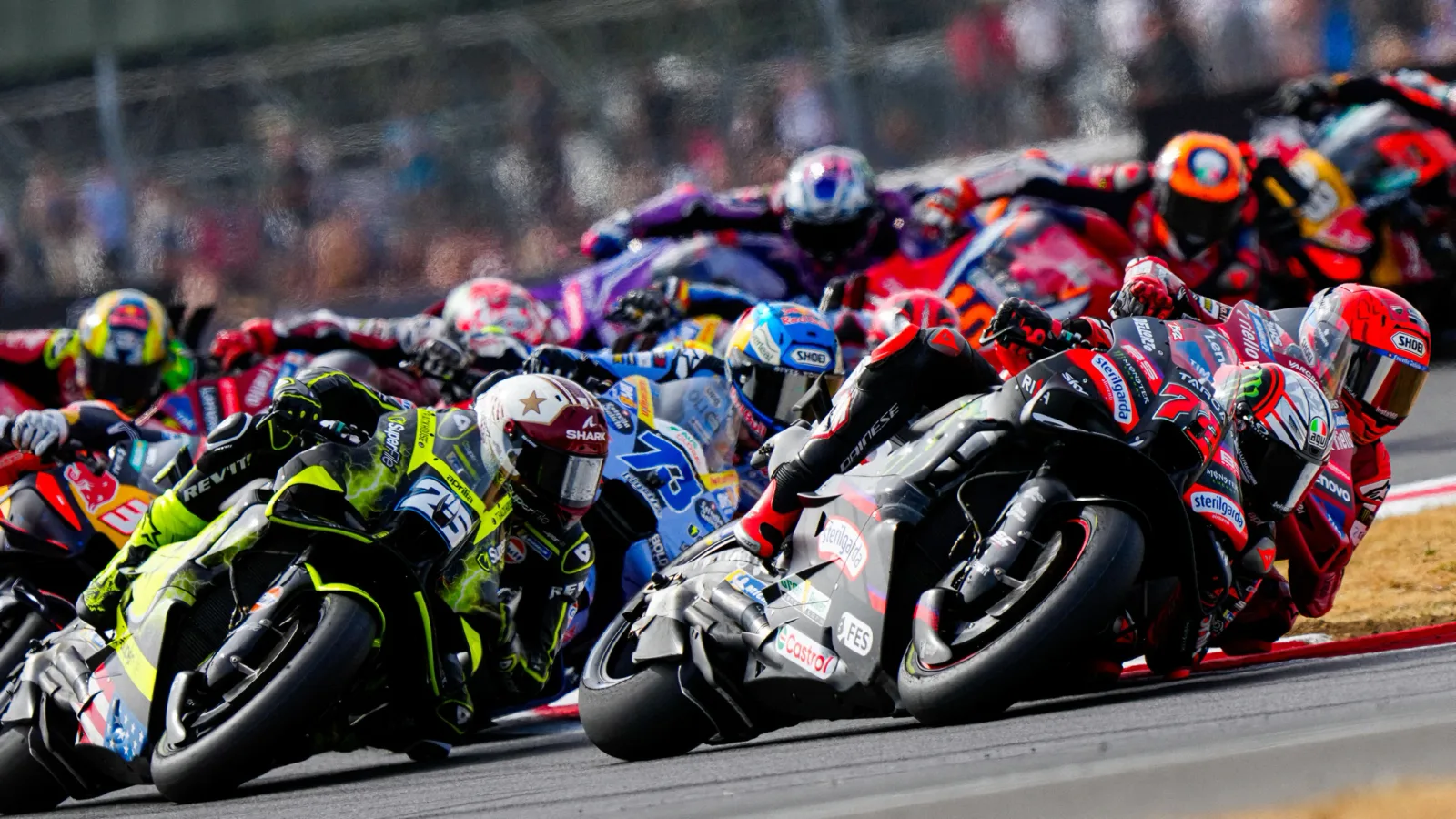 A MotoGP mezőnye verseny közben a 2027-es versenynaptárról szóló cikkhez