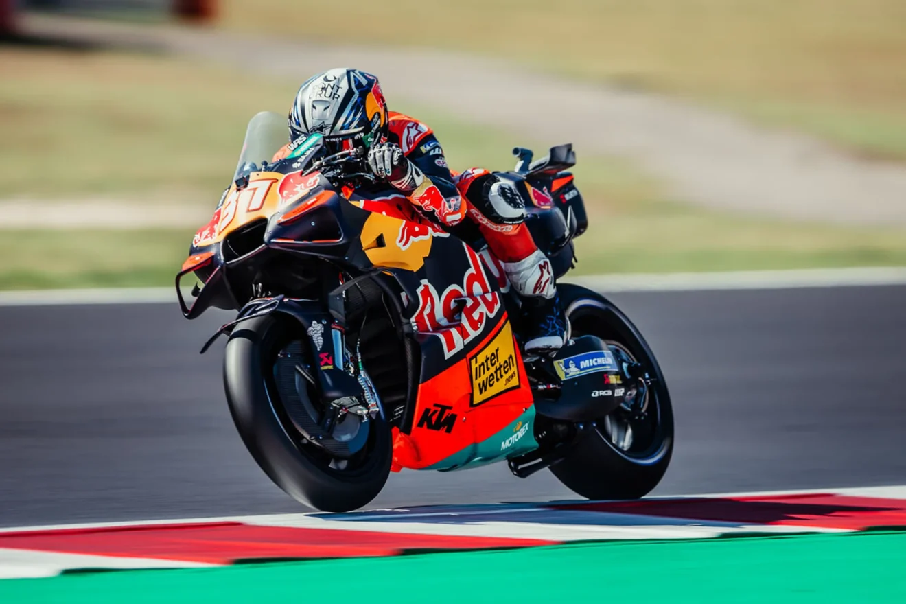 Pedro Acosta a Red Bull KTM Factory Racing KTM RC16 motorjával a 2026-os misanói MotoGP-hétvégén