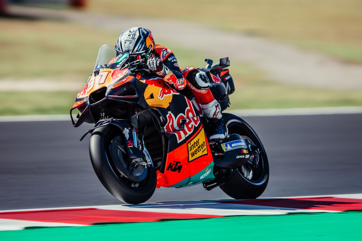 Pedro Acosta a Red Bull KTM Factory Racing KTM RC16 motorjával a 2026-os misanói MotoGP-hétvégén