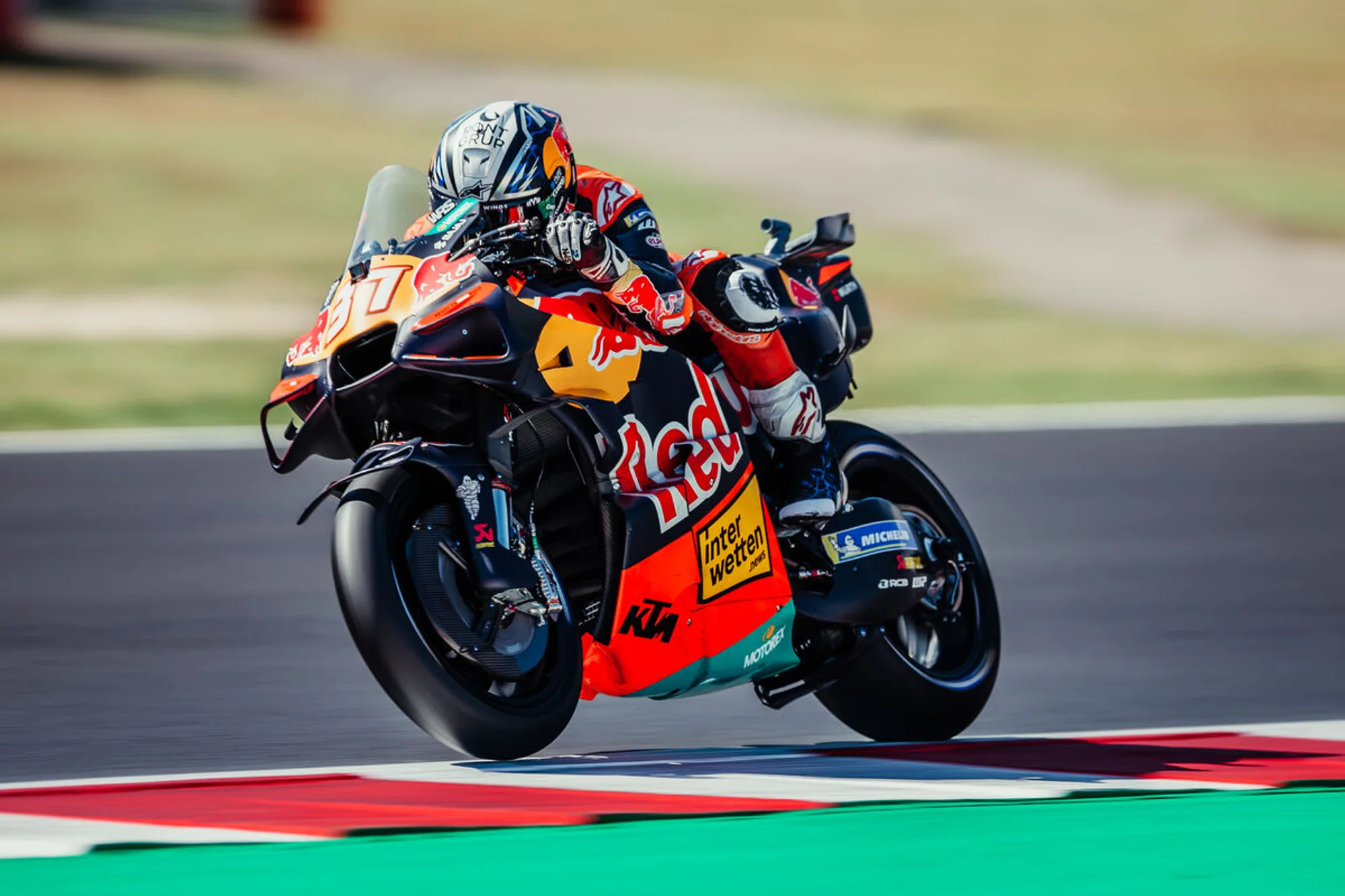 Pedro Acosta a Red Bull KTM Factory Racing KTM RC16 motorjával a 2026-os misanói MotoGP-hétvégén