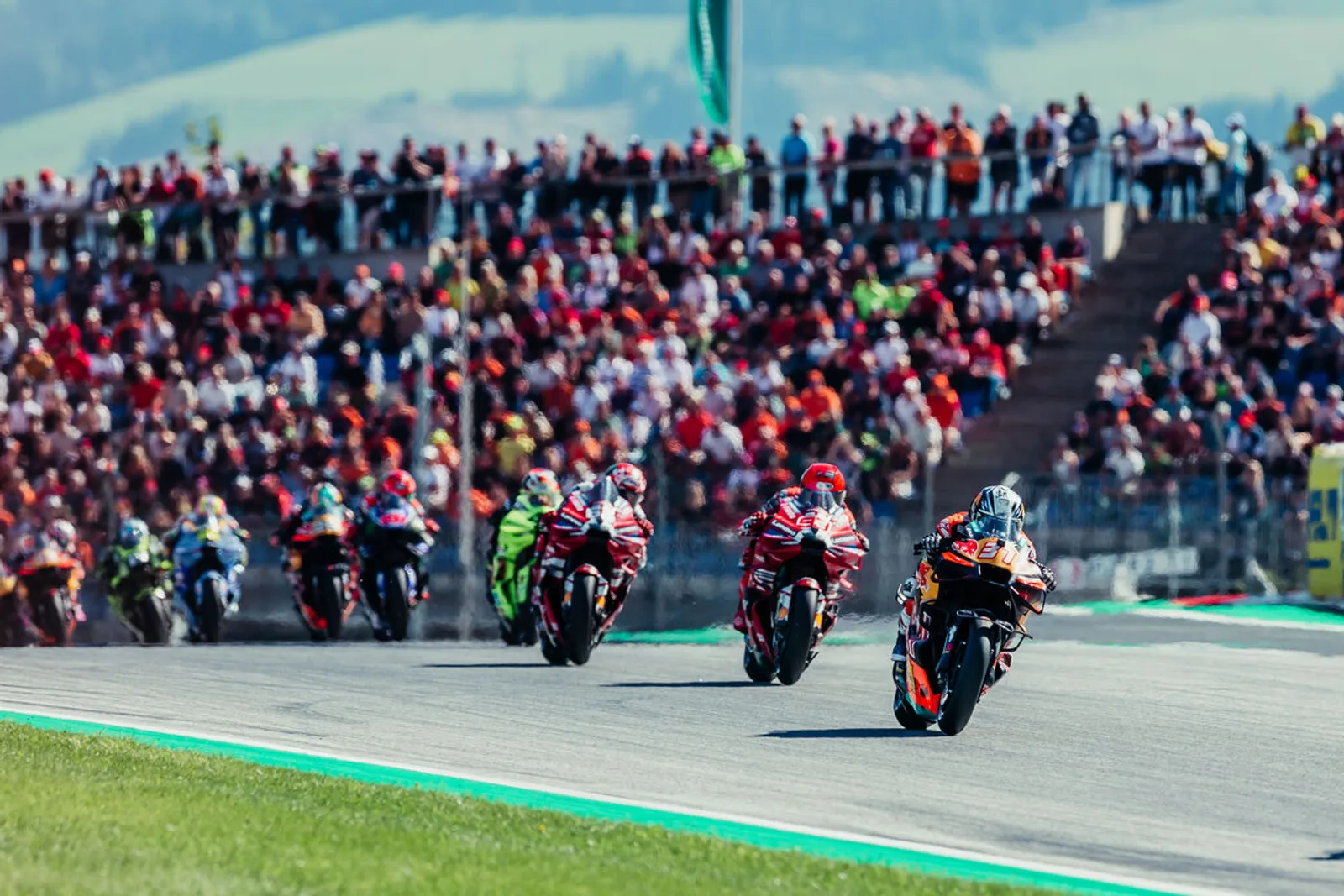 Pedro Acosta a 37-es Red Bull KTM Factory Racing MotoGP-motorral az Osztrák Nagydíjon