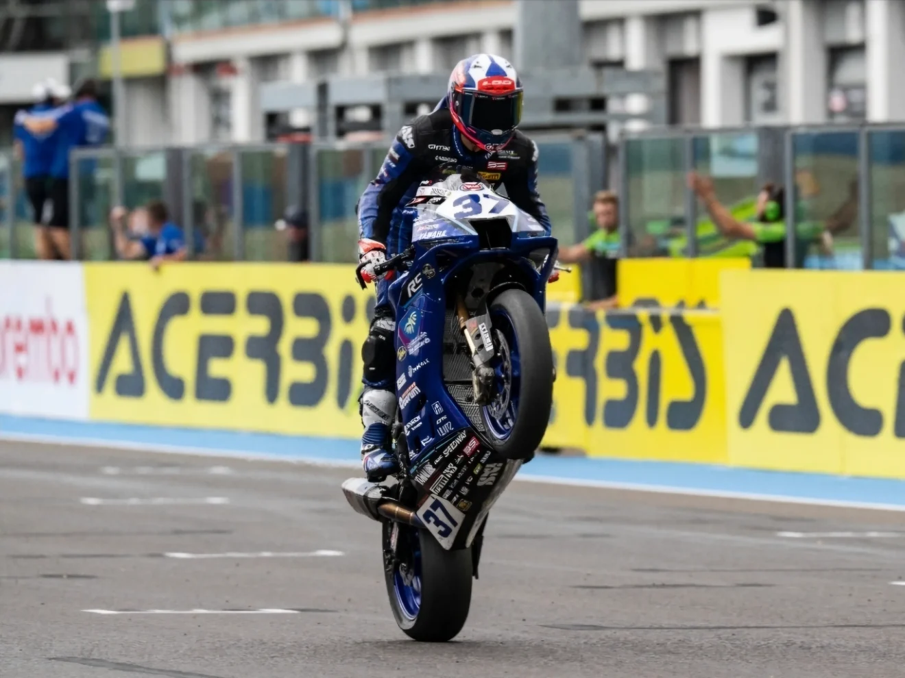 Roberto Garcia a 37-es Yamaha R9-cel Magny-Cours-ban