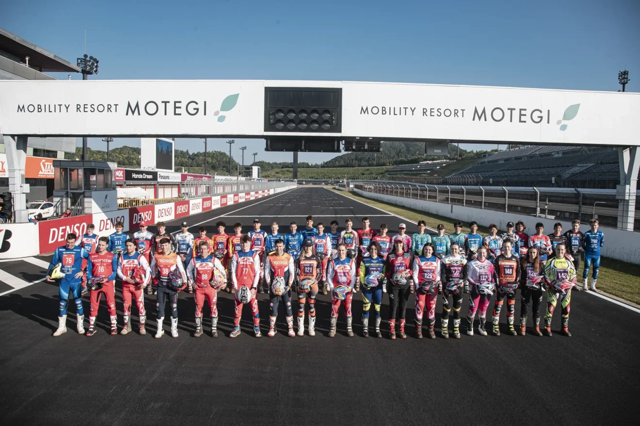 A 2026-os FIM Trial-világbajnokság mezőnye a Mobility Resort Motegi célegyenesében