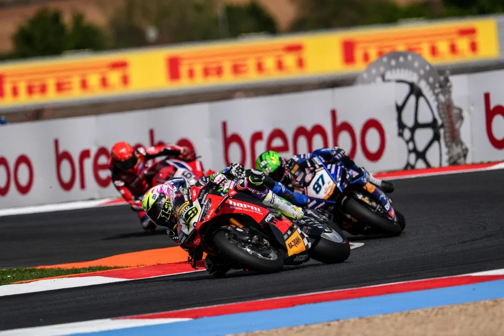 WorldSBK versenyzők kanyarban a 2026-os Magny-Cours-i fordulón