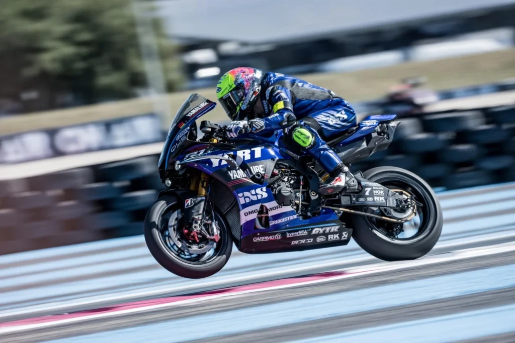 A YART Yamaha #1-es Yamaha R1 versenymotorja nagy tempónál a 2026-os Bol d’Or időmérőjén
