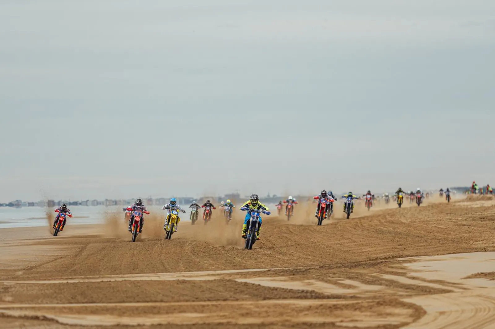 Motoros versenyző a 2026-os Bibione Sand Storm homokverseny FIM-sajtófotóján