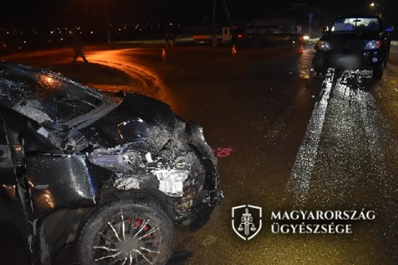 Az Ecséd közelében történt elsőbbségadási baleset egyik járműve az ügyészségi helyszíni fotón