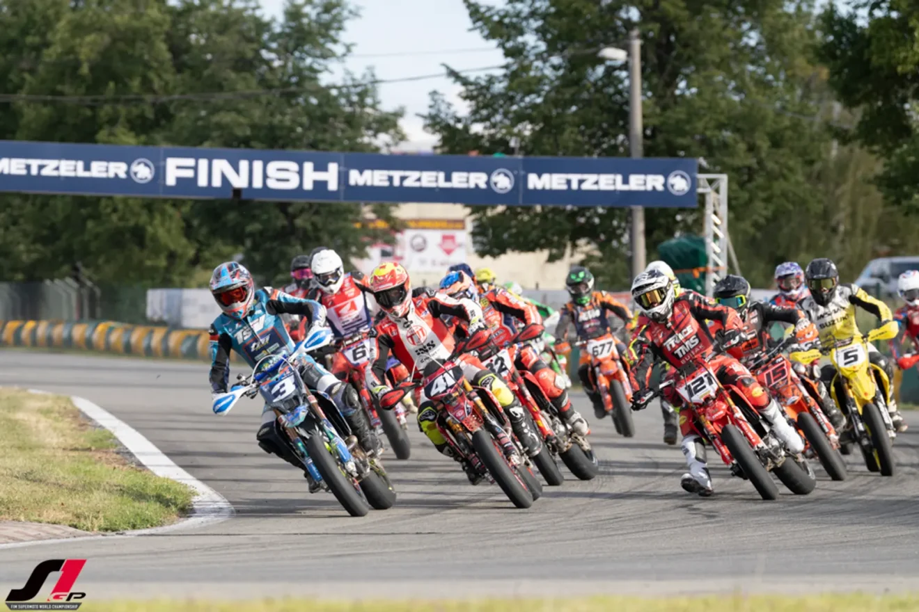 SuperMoto-versenyzők a FIM 2027-es SuperMoto-világbajnoki sajtólevelének fotóján