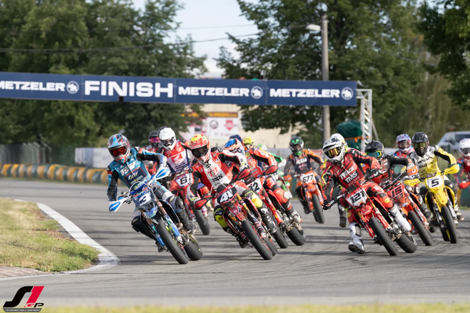 SuperMoto-versenyzők a FIM 2027-es SuperMoto-világbajnoki sajtólevelének fotóján