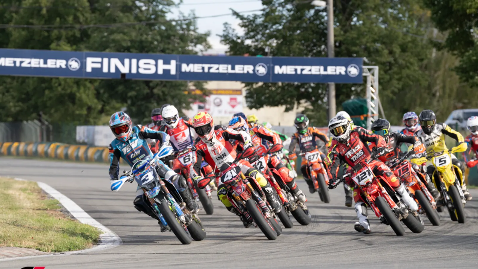 SuperMoto-versenyzők az új S2 világbajnoki kategóriát bemutató FIM sajtófotóján