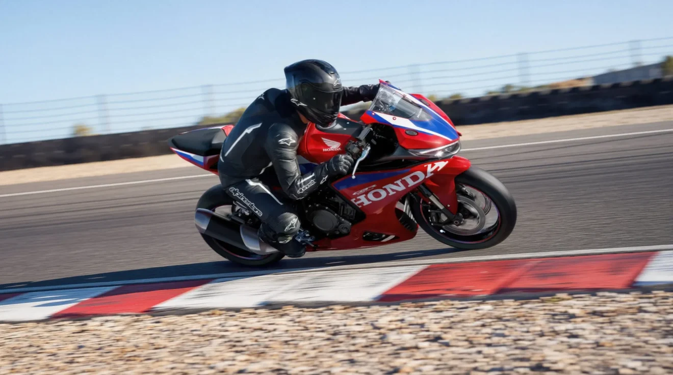 A 2027-es Honda CBR500R FOUR négyhengeres sportmotor gyári bemutatófotója