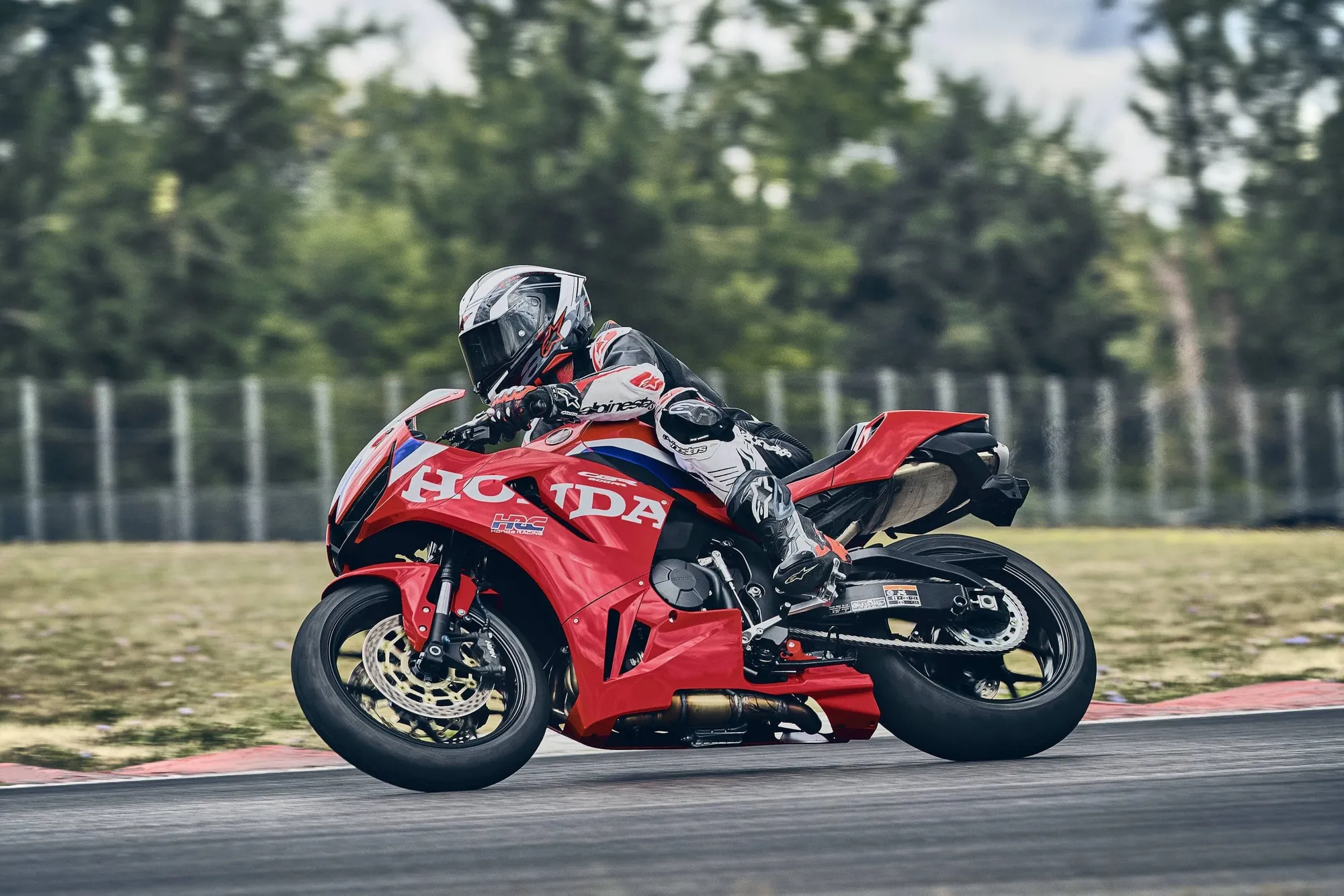 A 2027-es Honda CBR600RR sportmotor gyári bemutatófotója