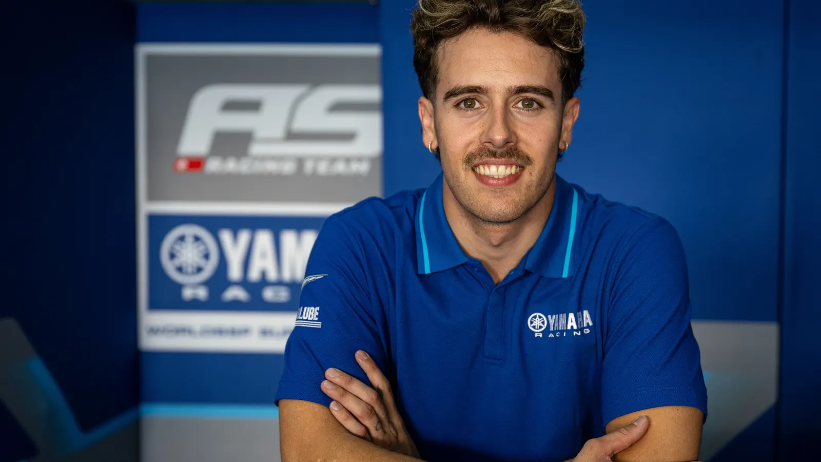 Jeremy Alcoba 2027-es WorldSSP Yamaha szerződéséhez mellékelt sajtókép, széles kivágat
