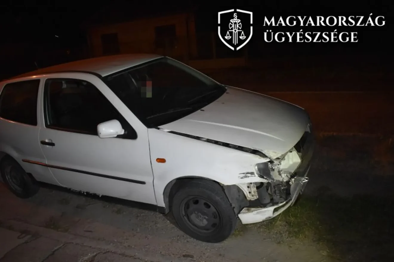 A vádlott autóján látható sérülések a kecskeméti ütközés után