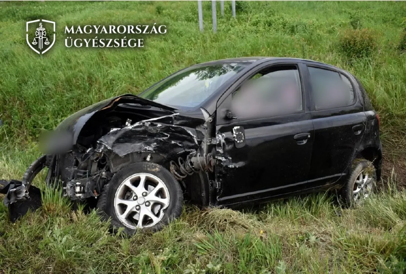 Az M1-es autópályán történt közúti baleset helyszíne az ügyészségi sajtófotón