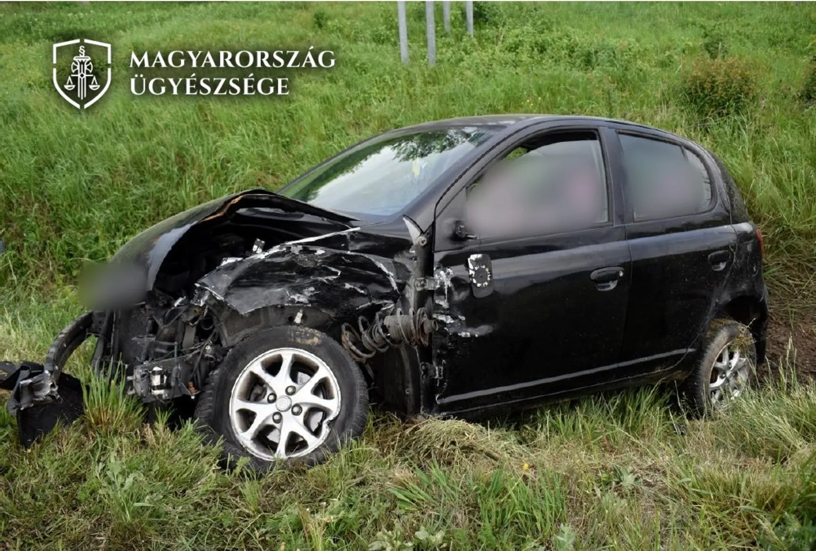 Az M1-es autópályán történt közúti baleset helyszíne az ügyészségi sajtófotón