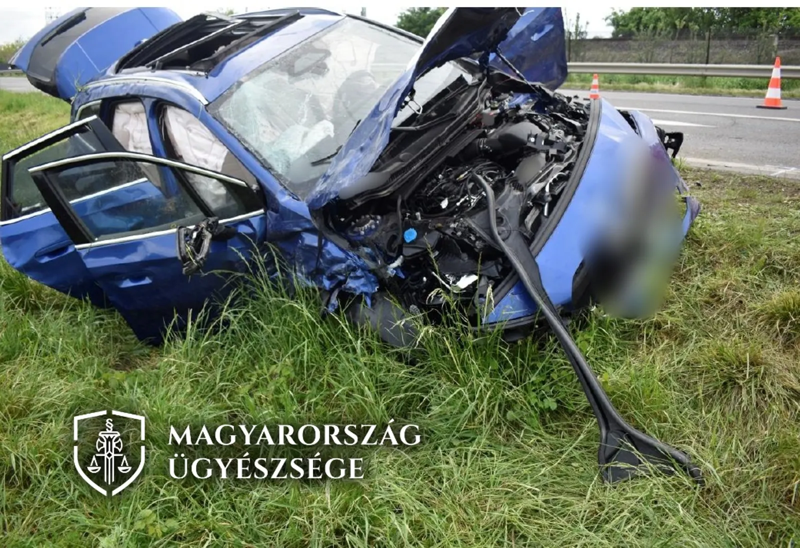 M1-es baleset – ügyészségi sajtófotó Az M1-es lehajtójánál történt baleset másik súlyosan sérült járműve