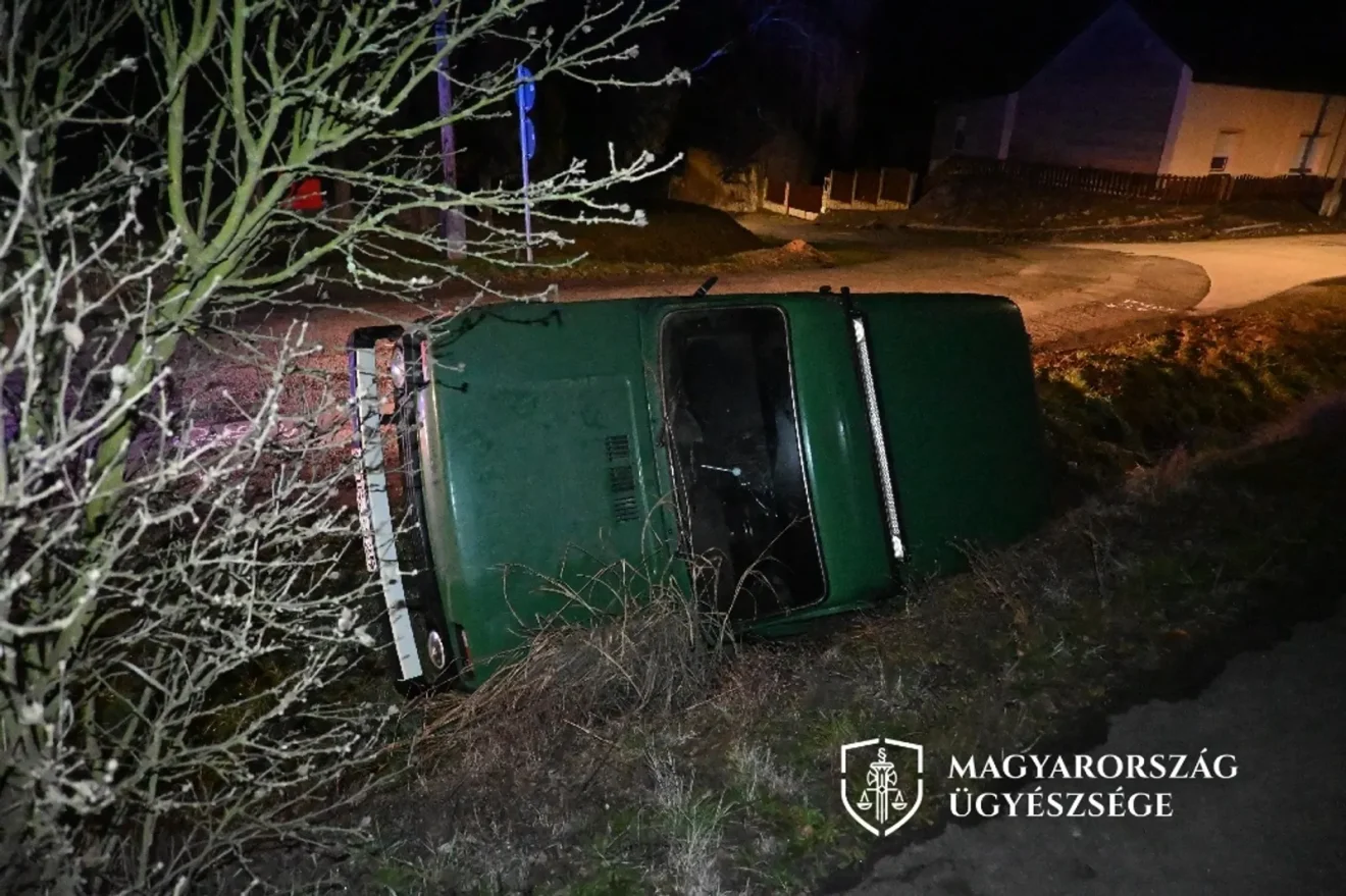 Az oldalára borult autó a Somogy vármegyei ügyészség baleseti sajtófotóján