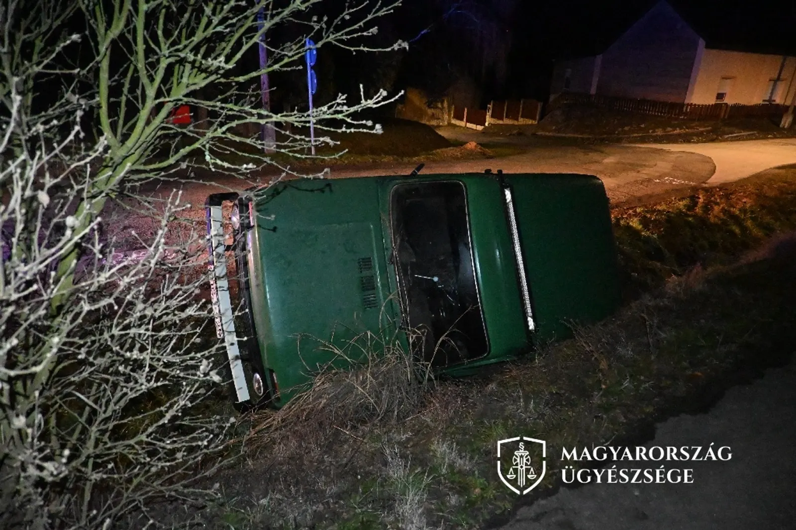 Az oldalára borult autó a Somogy vármegyei ügyészség baleseti sajtófotóján