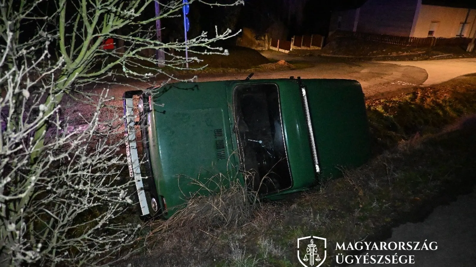 A Somogy megyei ügyészség fényképén az oldalára borult autó egy éjszakai baleset után