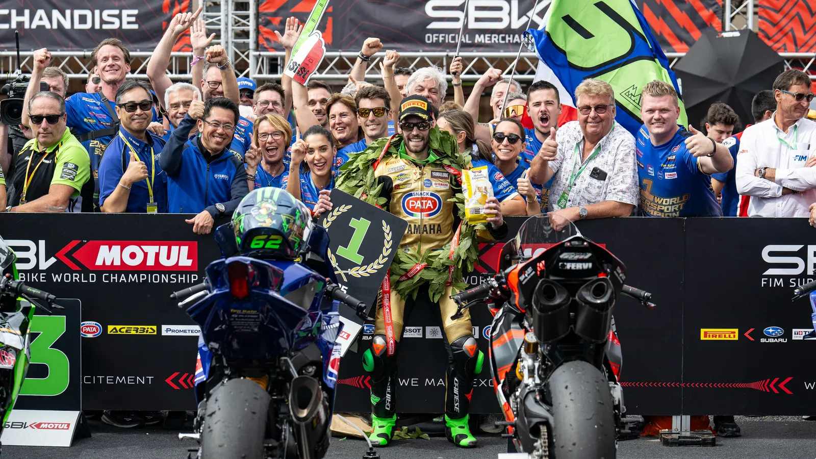 A Yamaha és a Ten Kate Racing nyolcéves együttműködéséről kiadott eredeti Yamaha-sajtókép széles kivágata