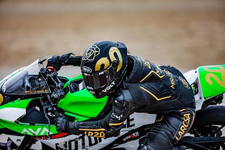 Moto GP futamon egy kawasakival a motoros balra kanyarodik