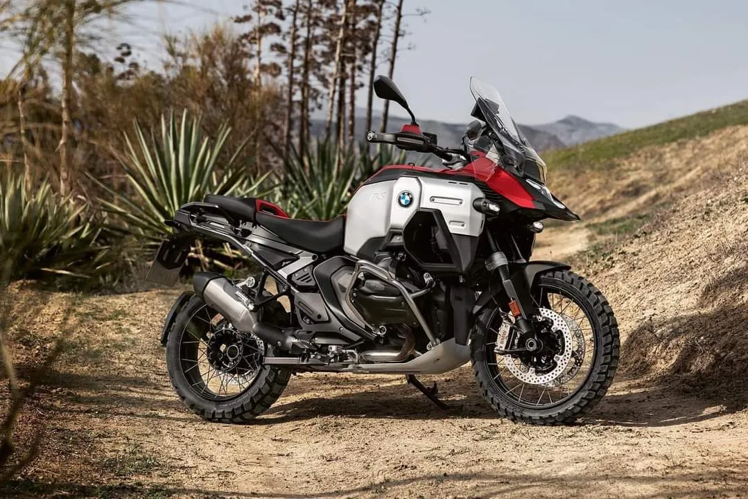 BMW R 1300 GS piros és fehér színben jobb oldala