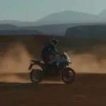 BMW R1300GS ADVENTURE Gyorsan megy a sivatagban, nagy homok felhőt kavarva maga után