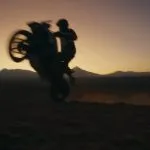 BMW R1300GS ADVENTURE Egykerekezik a sivatagban