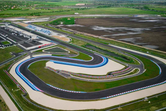 Indul a jegyértékesítés a 2025-ös MotoGP Magyar Nagydíjra. A képen a Magyar MotoGP pálya más néven Balaton Park látható fellülnézetből